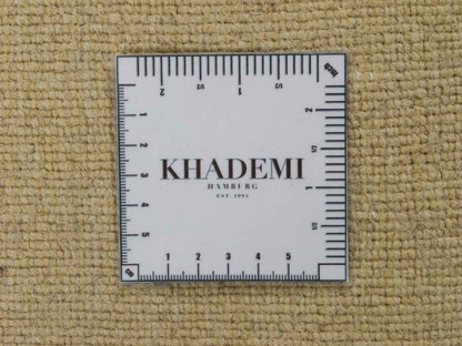 Moderner, Handloom Gabbeh Orientteppich von Khademi aus Wolle, beige. Einfarbiges Uni-Design. Produziert in Indien. Größe: 232x169cm. Teppichnummer: KB4-1616. Verkauf durch Jupiter Intl.