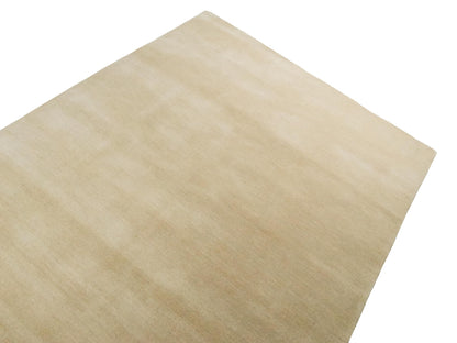 Moderner, Handloom Gabbeh Orientteppich von Khademi aus Wolle, beige. Einfarbiges Uni-Design. Produziert in Indien. Größe: 232x169cm. Teppichnummer: KB4-1616. Verkauf durch Jupiter Intl.