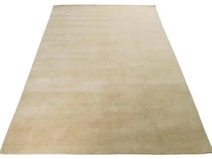 Moderner, Handloom Gabbeh Orientteppich von Khademi aus Wolle, beige. Einfarbiges Uni-Design. Produziert in Indien. Größe: 232x169cm. Teppichnummer: KB4-1616. Verkauf durch Jupiter Intl.