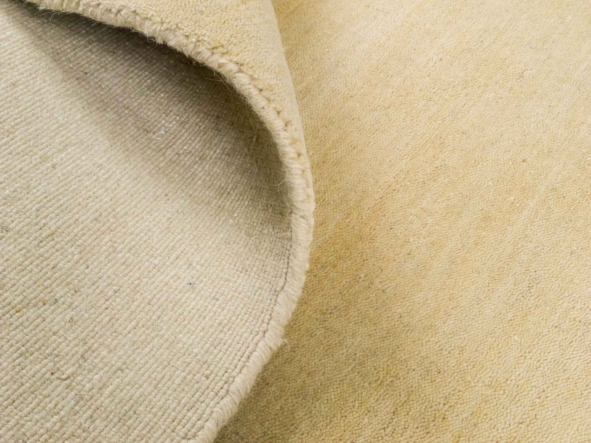 Moderner, Handloom Gabbeh Orientteppich von Khademi aus Wolle, beige. Einfarbiges Uni-Design. Produziert in Indien. Größe: 232x169cm. Teppichnummer: KB4-1616. Verkauf durch Jupiter Intl.