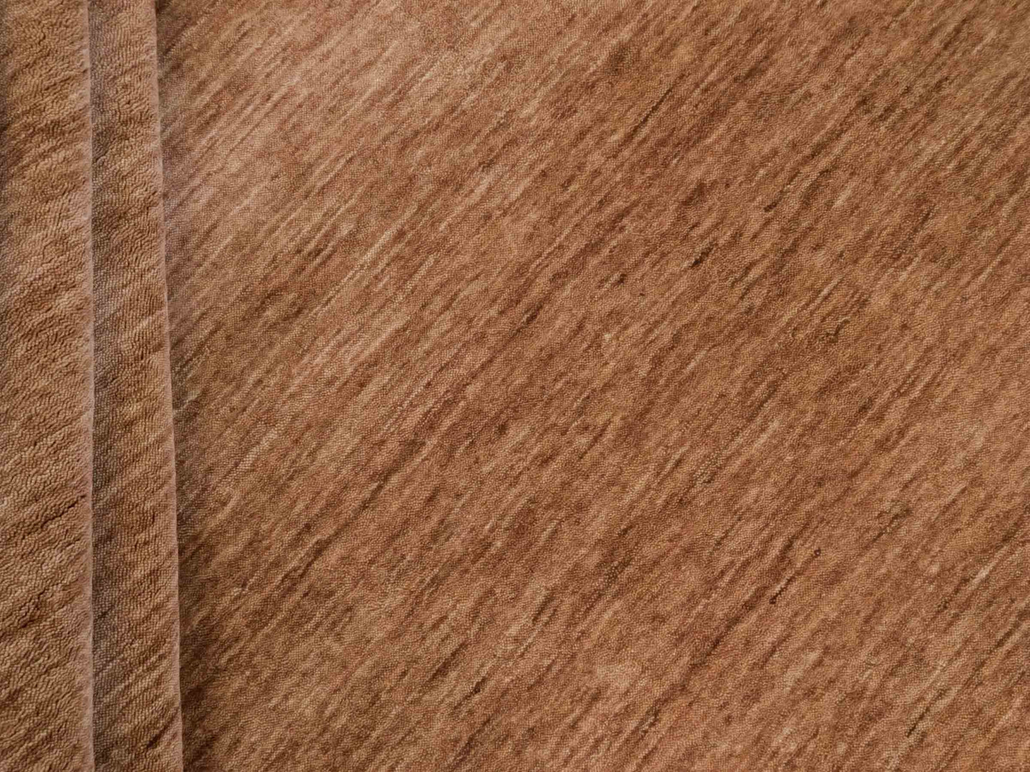 Moderner, Handloom Gabbeh Orientteppich von Khademi aus Wolle, braun. Einfarbiges Uni-Design. Produziert in Indien. Größe: 240x237cm. Teppichnummer: KB4-1599. Verkauf durch Jupiter Intl.