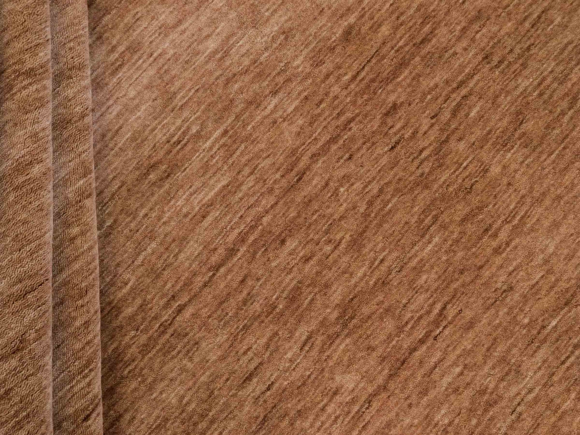 Moderner, Handloom Gabbeh Orientteppich von Khademi aus Wolle, braun. Einfarbiges Uni-Design. Produziert in Indien. Größe: 240x237cm. Teppichnummer: KB4-1599. Verkauf durch Jupiter Intl.