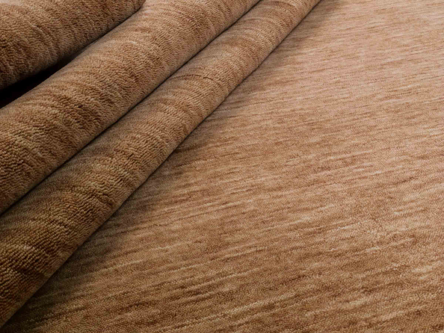 Moderner, Handloom Gabbeh Orientteppich von Khademi aus Wolle, braun. Einfarbiges Uni-Design. Produziert in Indien. Größe: 240x237cm. Teppichnummer: KB4-1599. Verkauf durch Jupiter Intl.