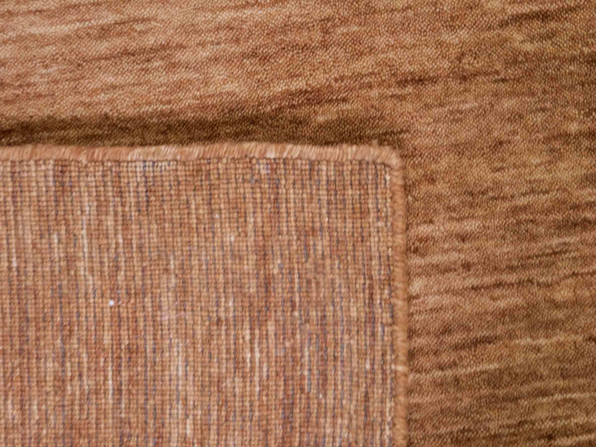 Moderner, Handloom Gabbeh Orientteppich von Khademi aus Wolle, braun. Einfarbiges Uni-Design. Produziert in Indien. Größe: 240x237cm. Teppichnummer: KB4-1599. Verkauf durch Jupiter Intl.