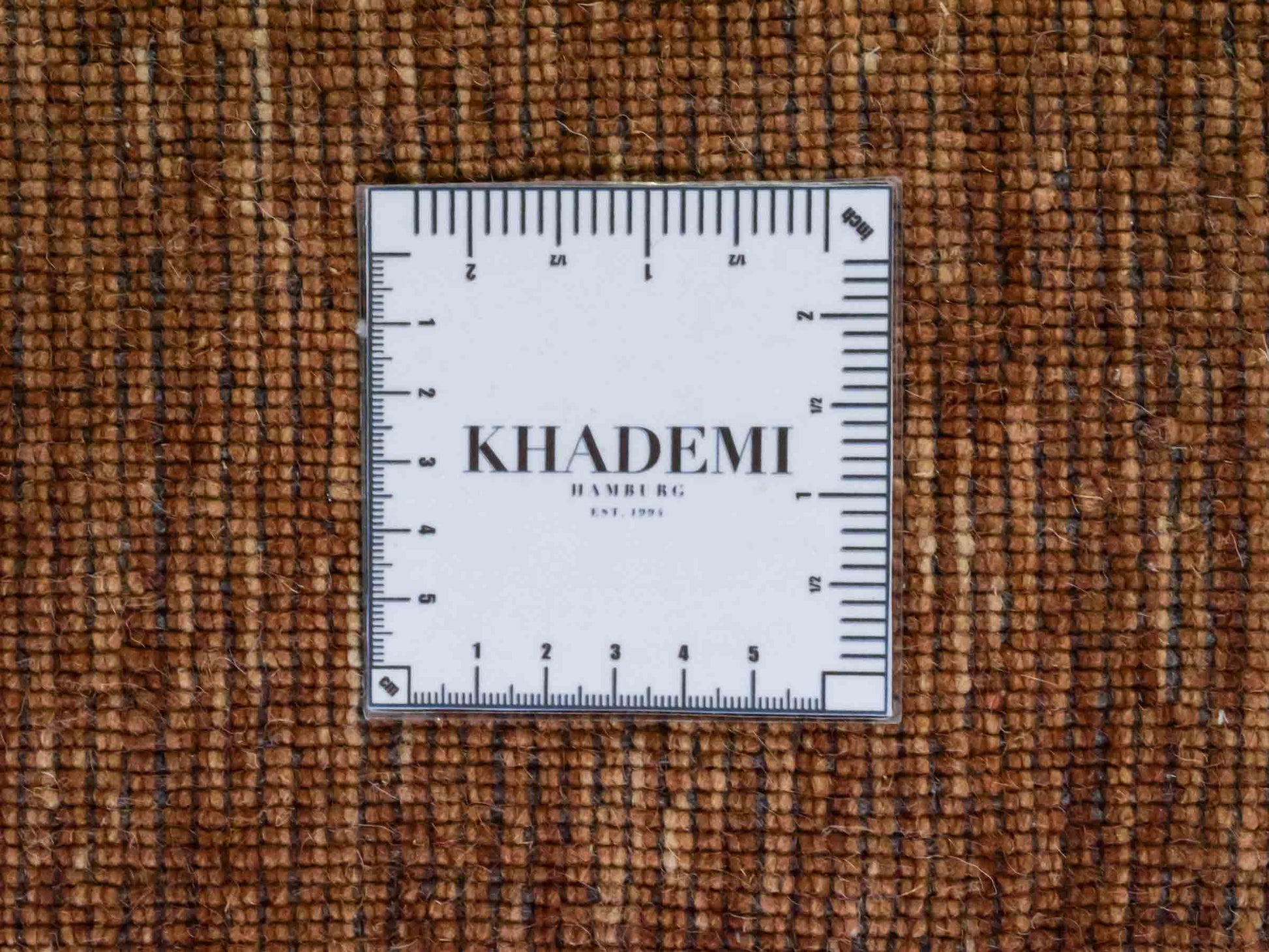 Moderner, Handloom Gabbeh Orientteppich von Khademi aus Wolle, braun. Einfarbiges Uni-Design. Produziert in Indien. Größe: 240x237cm. Teppichnummer: KB4-1599. Verkauf durch Jupiter Intl.