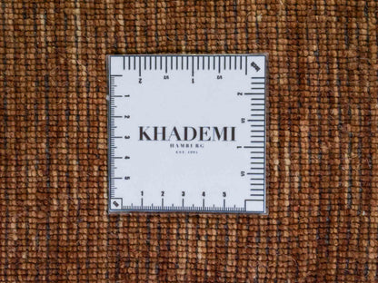 Moderner, Handloom Gabbeh Orientteppich von Khademi aus Wolle, braun. Einfarbiges Uni-Design. Produziert in Indien. Größe: 240x237cm. Teppichnummer: KB4-1599. Verkauf durch Jupiter Intl.