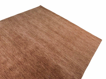 Moderner, Handloom Gabbeh Orientteppich von Khademi aus Wolle, braun. Einfarbiges Uni-Design. Produziert in Indien. Größe: 240x237cm. Teppichnummer: KB4-1599. Verkauf durch Jupiter Intl.