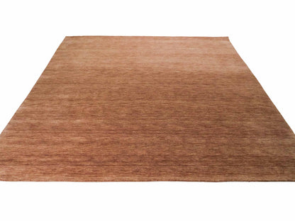 Moderner, Handloom Gabbeh Orientteppich von Khademi aus Wolle, braun. Einfarbiges Uni-Design. Produziert in Indien. Größe: 240x237cm. Teppichnummer: KB4-1599. Verkauf durch Jupiter Intl.