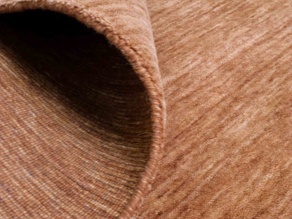 Moderner, Handloom Gabbeh Orientteppich von Khademi aus Wolle, braun. Einfarbiges Uni-Design. Produziert in Indien. Größe: 240x237cm. Teppichnummer: KB4-1599. Verkauf durch Jupiter Intl.