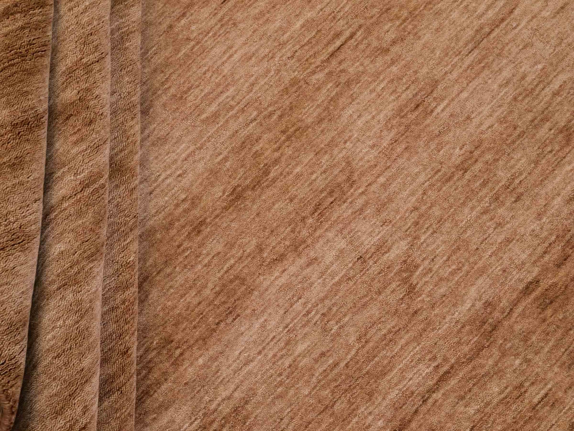 Moderner, Handloom Gabbeh Orientteppich von Khademi aus Wolle, braun. Einfarbiges Uni-Design. Produziert in Indien. Größe: 241x235cm. Teppichnummer: KB4-1598. Verkauf durch Jupiter Intl.