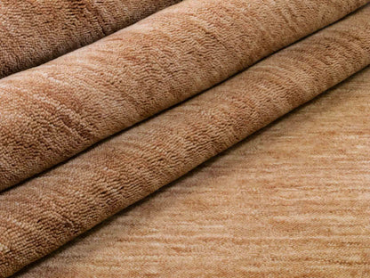 Moderner, Handloom Gabbeh Orientteppich von Khademi aus Wolle, braun. Einfarbiges Uni-Design. Produziert in Indien. Größe: 241x235cm. Teppichnummer: KB4-1598. Verkauf durch Jupiter Intl.