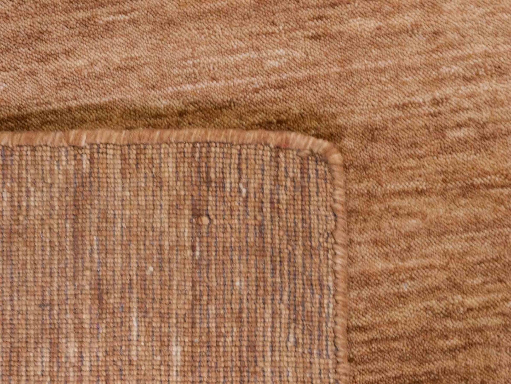 Moderner, Handloom Gabbeh Orientteppich von Khademi aus Wolle, braun. Einfarbiges Uni-Design. Produziert in Indien. Größe: 241x235cm. Teppichnummer: KB4-1598. Verkauf durch Jupiter Intl.