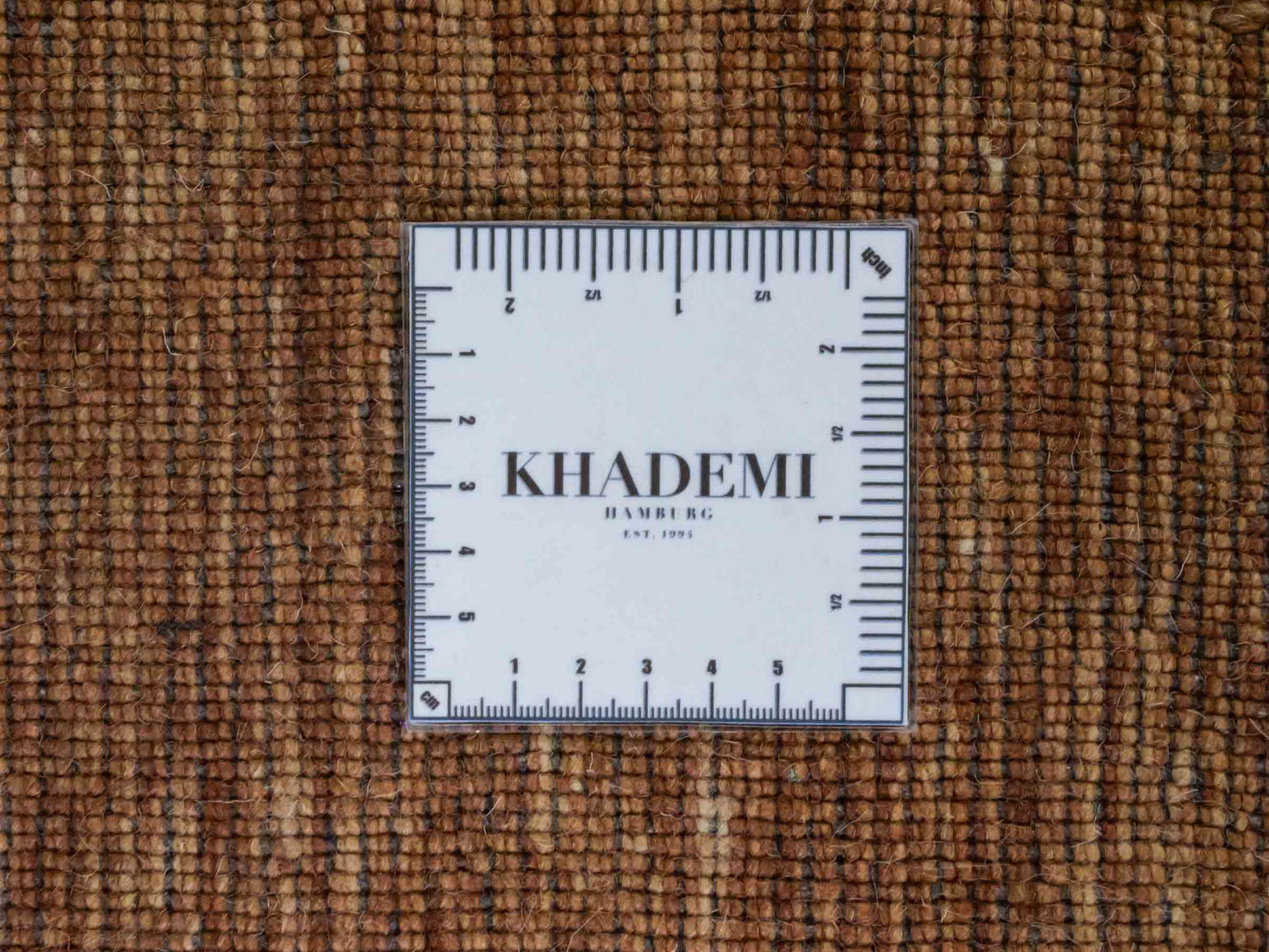 Moderner, Handloom Gabbeh Orientteppich von Khademi aus Wolle, braun. Einfarbiges Uni-Design. Produziert in Indien. Größe: 241x235cm. Teppichnummer: KB4-1598. Verkauf durch Jupiter Intl.