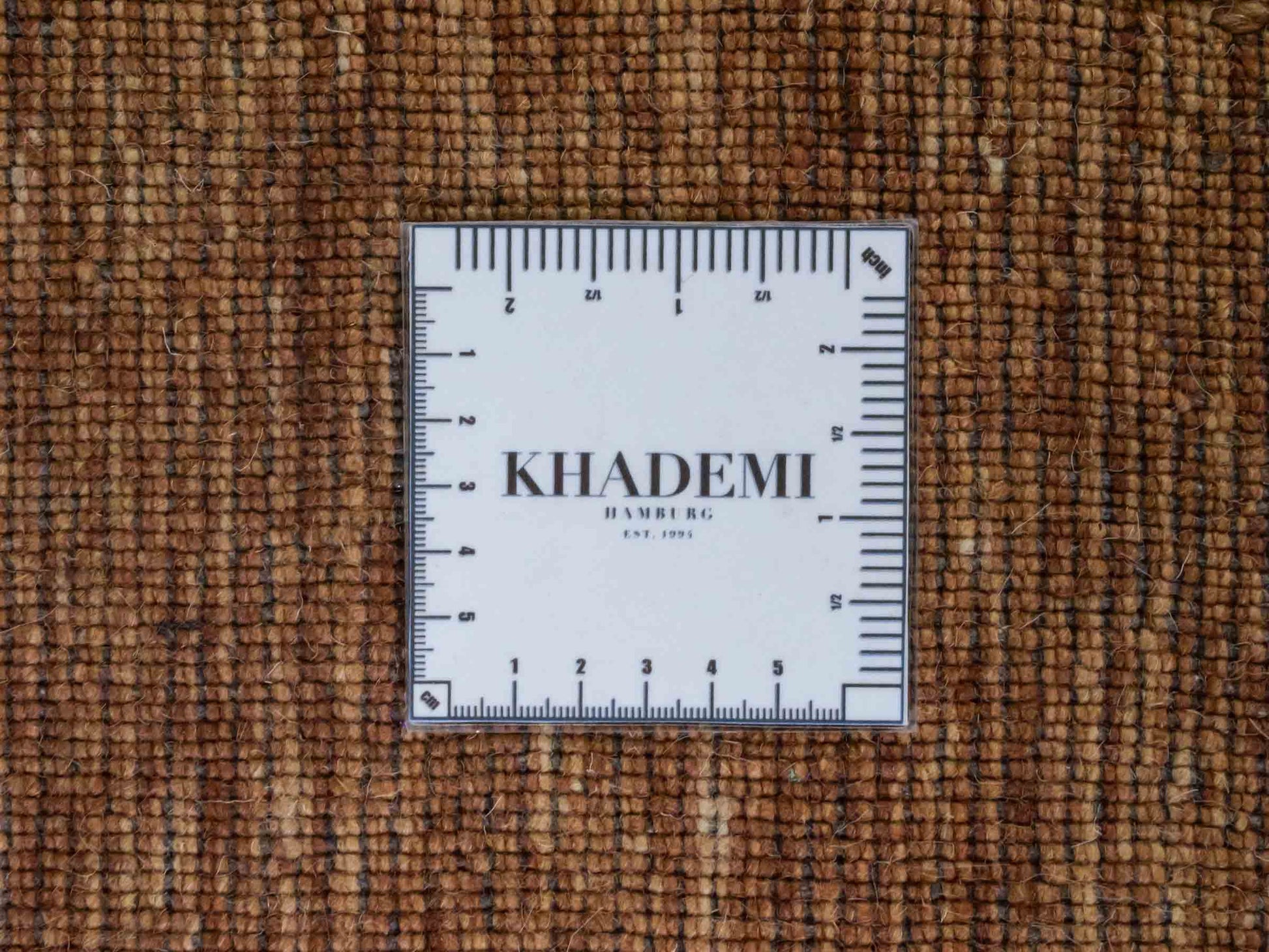 Moderner, Handloom Gabbeh Orientteppich von Khademi aus Wolle, braun. Einfarbiges Uni-Design. Produziert in Indien. Größe: 241x235cm. Teppichnummer: KB4-1598. Verkauf durch Jupiter Intl.