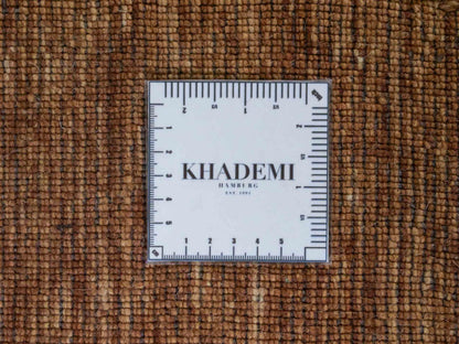 Moderner, Handloom Gabbeh Orientteppich von Khademi aus Wolle, braun. Einfarbiges Uni-Design. Produziert in Indien. Größe: 241x235cm. Teppichnummer: KB4-1598. Verkauf durch Jupiter Intl.