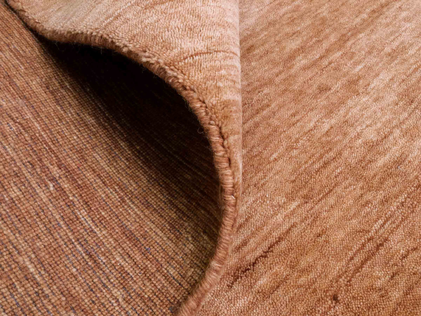 Moderner, Handloom Gabbeh Orientteppich von Khademi aus Wolle, braun. Einfarbiges Uni-Design. Produziert in Indien. Größe: 241x235cm. Teppichnummer: KB4-1598. Verkauf durch Jupiter Intl.