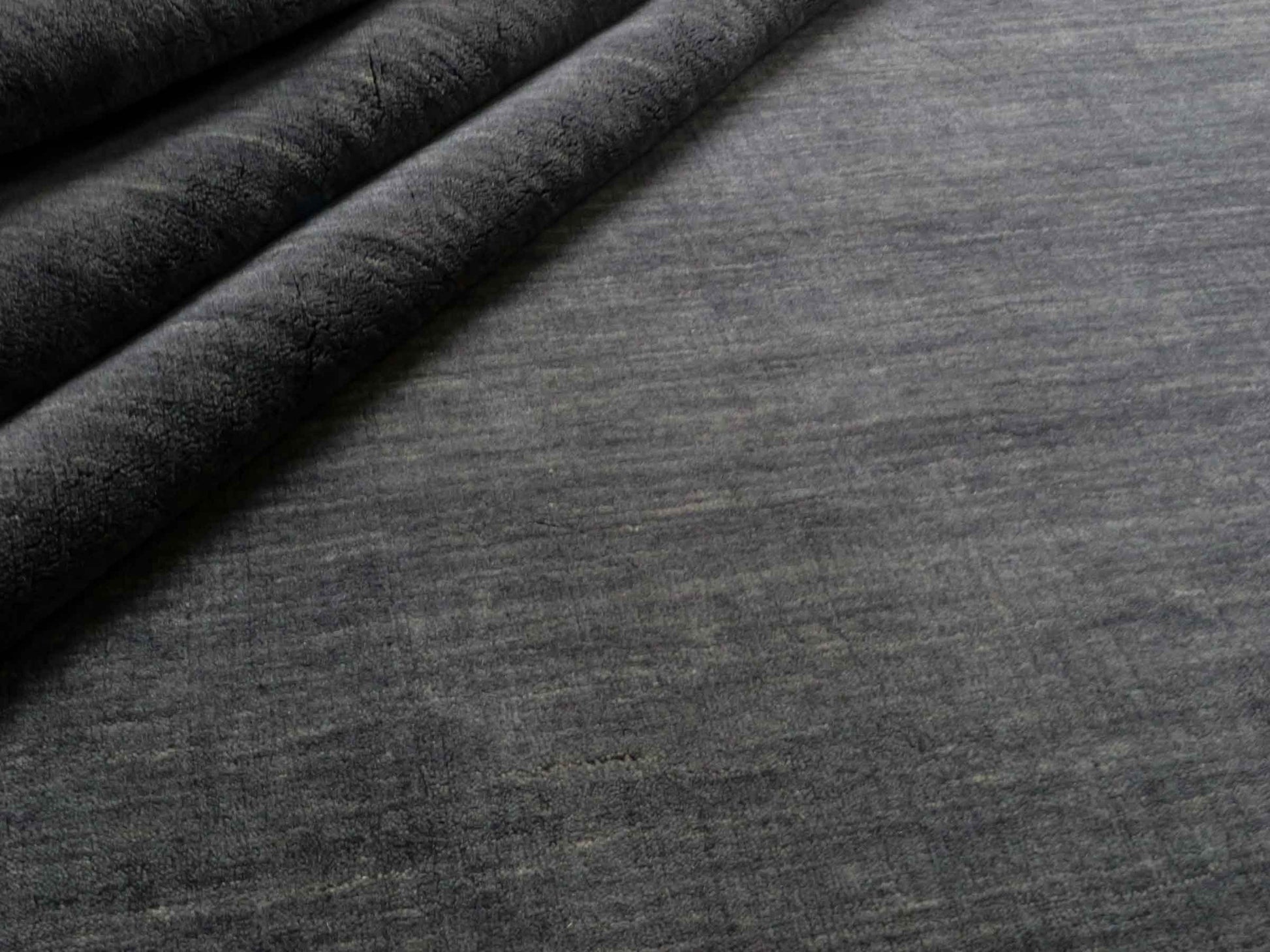 Moderner, Handloom Gabbeh Orientteppich von Khademi aus Wolle, anthrazit. Einfarbiges Uni-Design. Produziert in Indien. Größe: 285x200cm. Teppichnummer: KB4-1614. Verkauf durch Jupiter Intl.