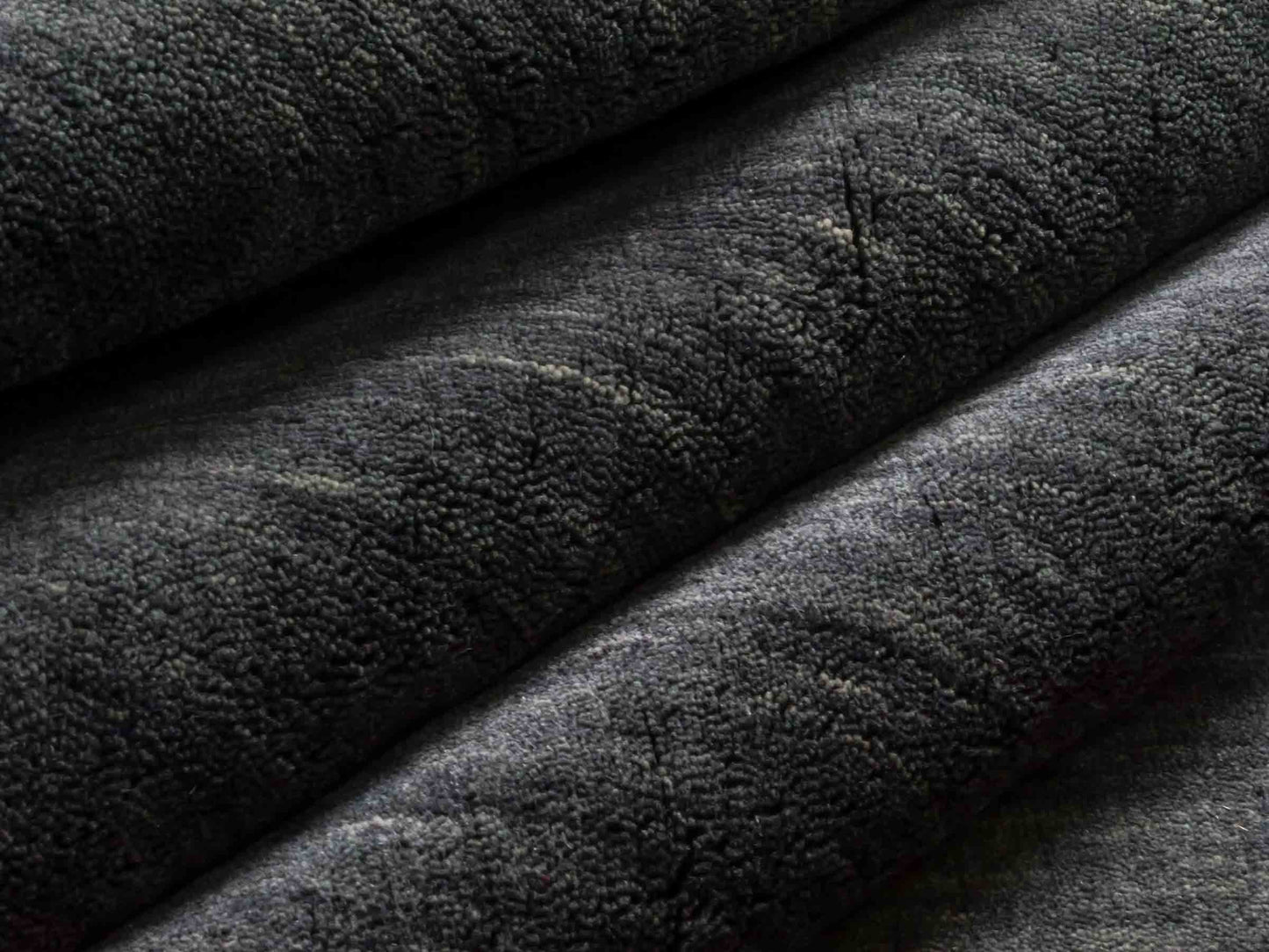 Moderner, Handloom Gabbeh Orientteppich von Khademi aus Wolle, anthrazit. Einfarbiges Uni-Design. Produziert in Indien. Größe: 285x200cm. Teppichnummer: KB4-1614. Verkauf durch Jupiter Intl.