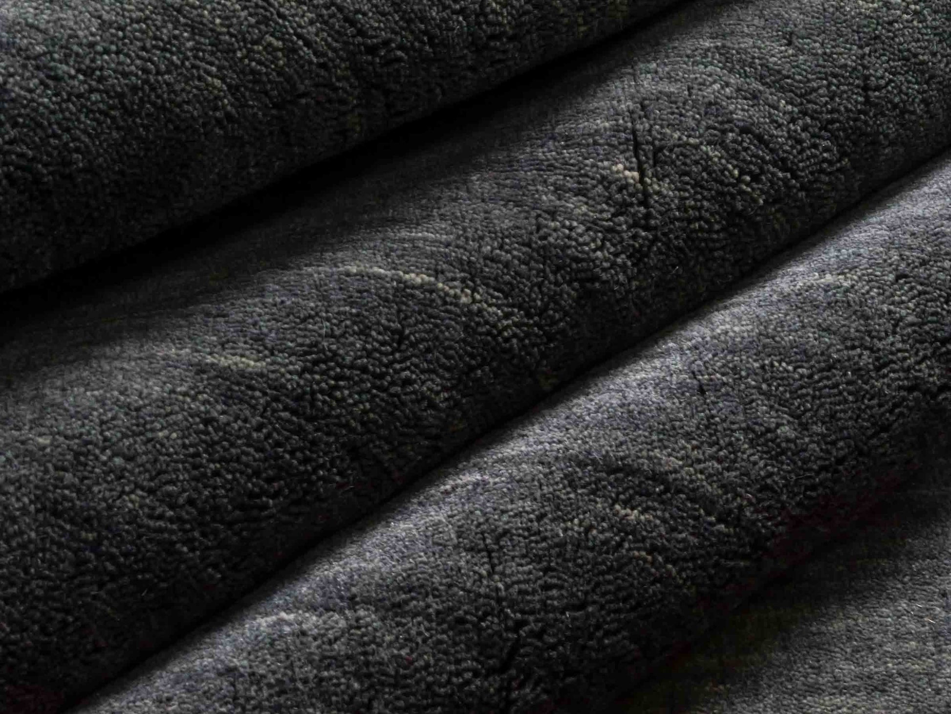 Moderner, Handloom Gabbeh Orientteppich von Khademi aus Wolle, anthrazit. Einfarbiges Uni-Design. Produziert in Indien. Größe: 285x200cm. Teppichnummer: KB4-1614. Verkauf durch Jupiter Intl.