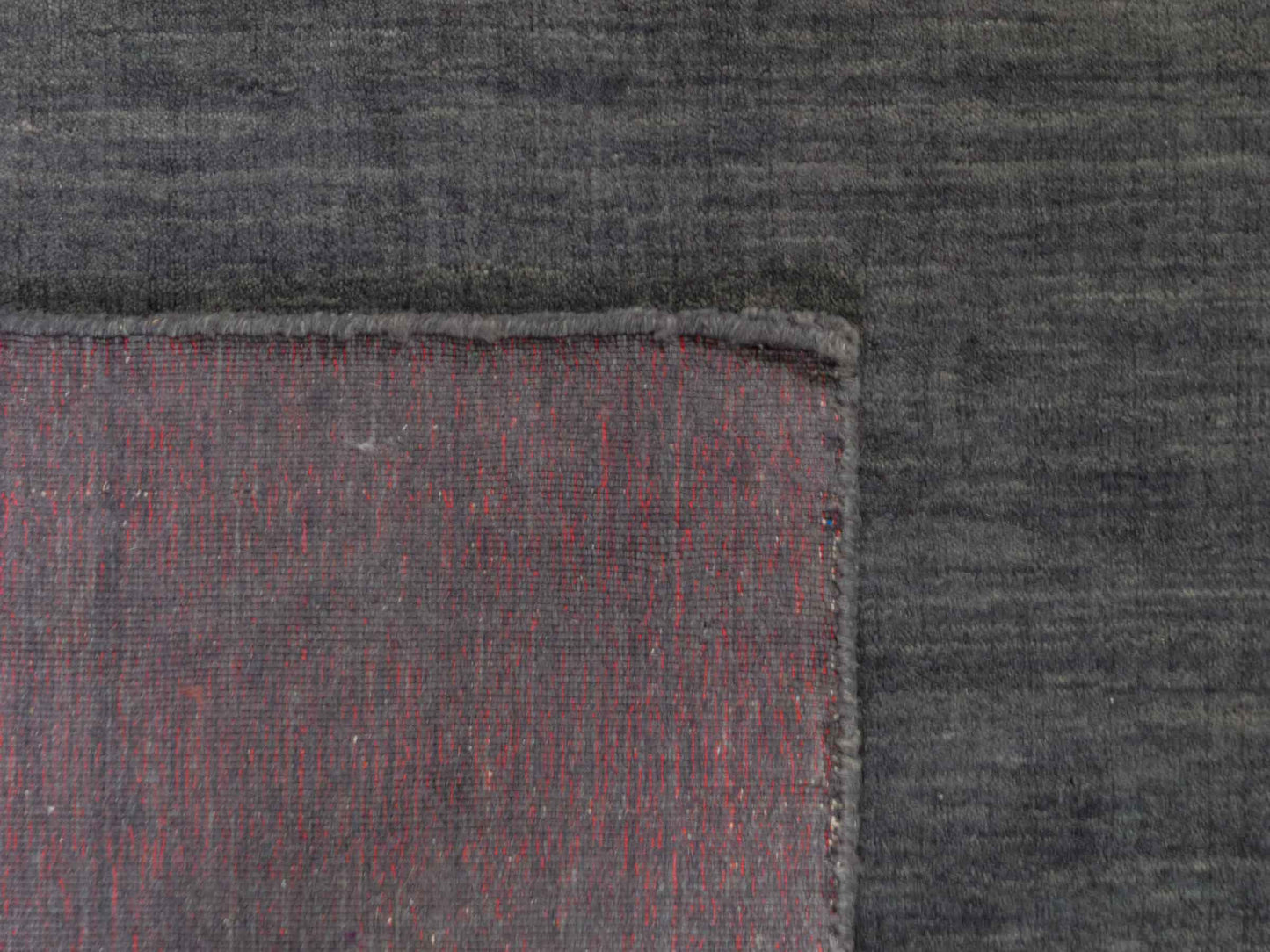 Moderner, Handloom Gabbeh Orientteppich von Khademi aus Wolle, anthrazit. Einfarbiges Uni-Design. Produziert in Indien. Größe: 285x200cm. Teppichnummer: KB4-1614. Verkauf durch Jupiter Intl.