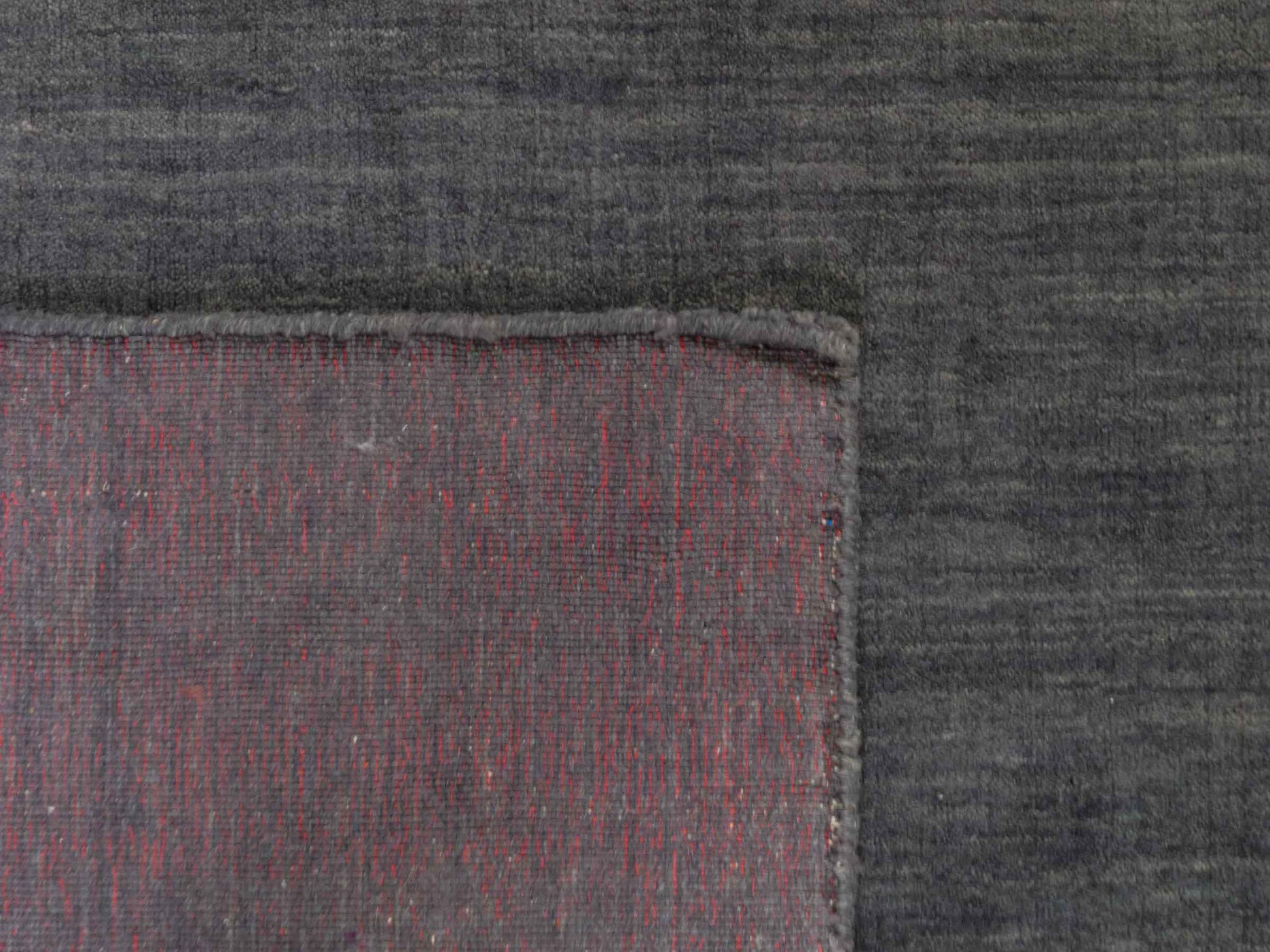 Moderner, Handloom Gabbeh Orientteppich von Khademi aus Wolle, anthrazit. Einfarbiges Uni-Design. Produziert in Indien. Größe: 285x200cm. Teppichnummer: KB4-1614. Verkauf durch Jupiter Intl.