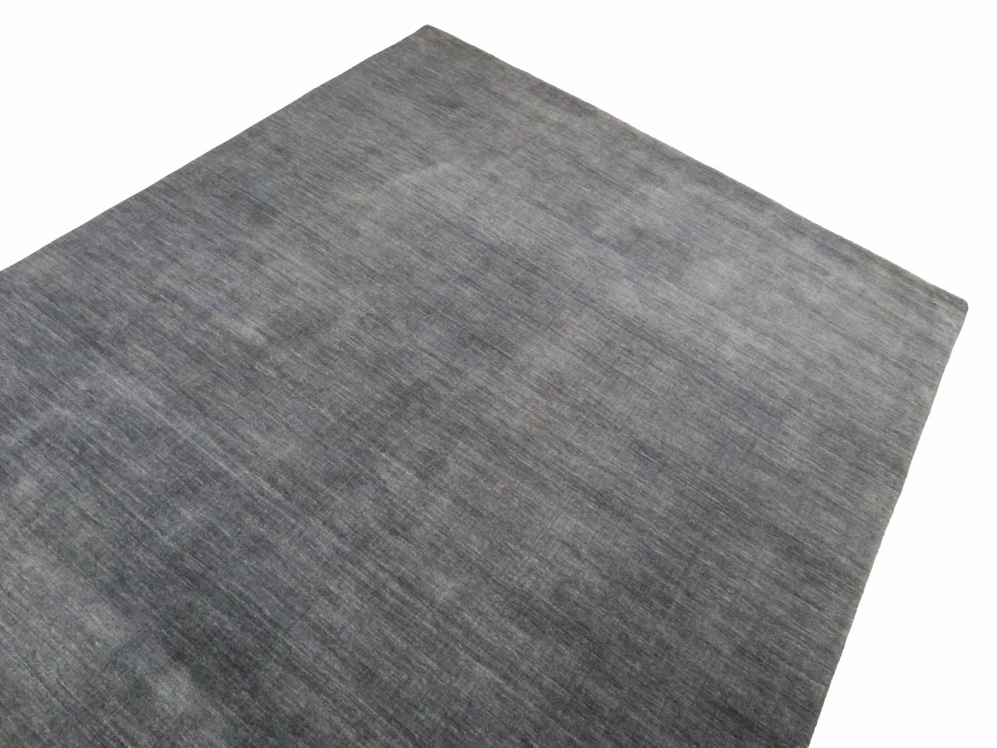 Moderner, Handloom Gabbeh Orientteppich von Khademi aus Wolle, anthrazit. Einfarbiges Uni-Design. Produziert in Indien. Größe: 285x200cm. Teppichnummer: KB4-1614. Verkauf durch Jupiter Intl.