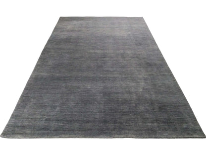 Moderner, Handloom Gabbeh Orientteppich von Khademi aus Wolle, anthrazit. Einfarbiges Uni-Design. Produziert in Indien. Größe: 285x200cm. Teppichnummer: KB4-1614. Verkauf durch Jupiter Intl.