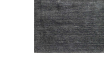 Moderner, Handloom Gabbeh Orientteppich von Khademi aus Wolle, anthrazit. Einfarbiges Uni-Design. Produziert in Indien. Größe: 285x200cm. Teppichnummer: KB4-1614. Verkauf durch Jupiter Intl.