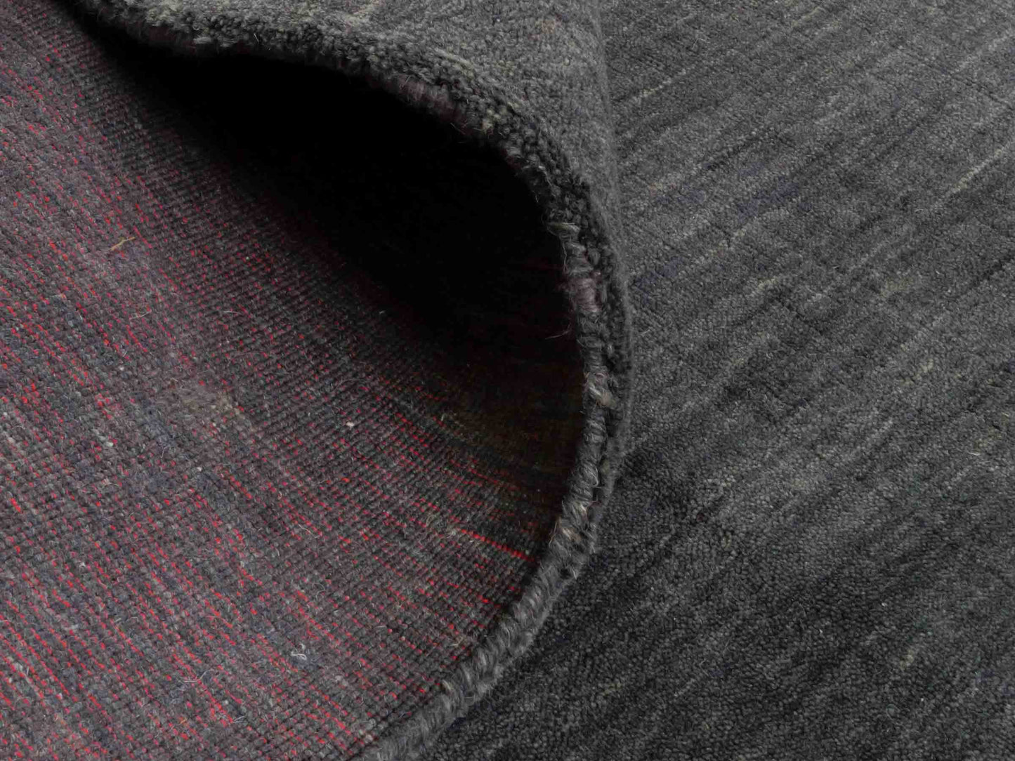 Moderner, Handloom Gabbeh Orientteppich von Khademi aus Wolle, anthrazit. Einfarbiges Uni-Design. Produziert in Indien. Größe: 285x200cm. Teppichnummer: KB4-1614. Verkauf durch Jupiter Intl.