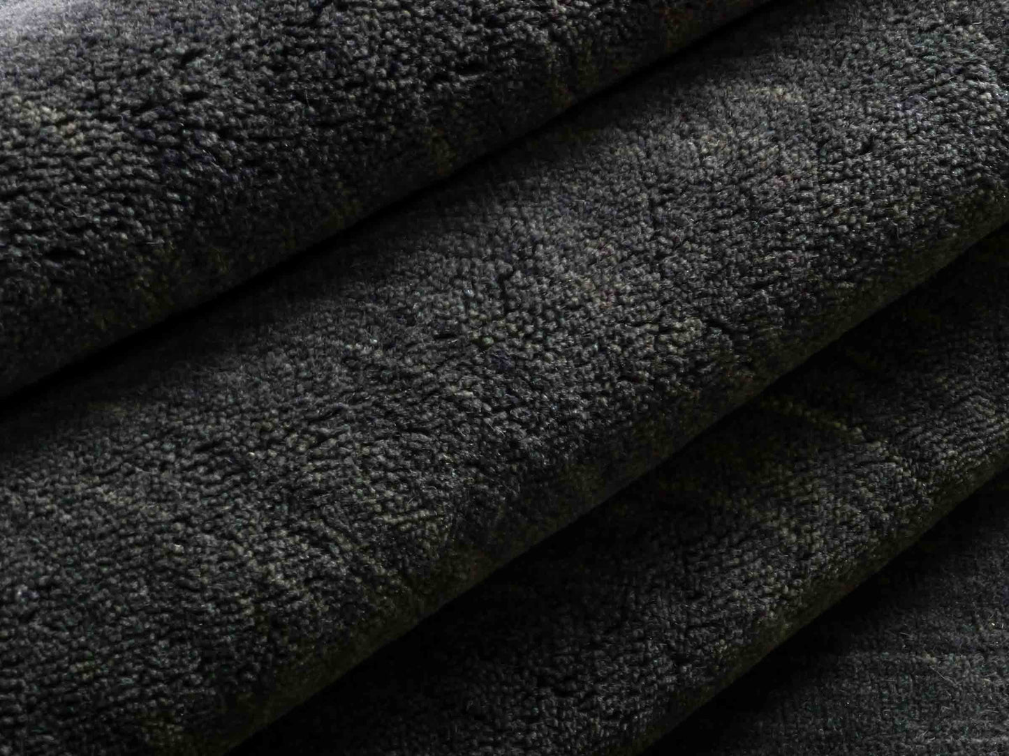 Moderner, Handloom Gabbeh Orientteppich von Khademi aus Wolle, anthrazit. Einfarbiges Uni-Design. Produziert in Indien. Größe: 292x200cm. Teppichnummer: KB4-1613. Verkauf durch Jupiter Intl.