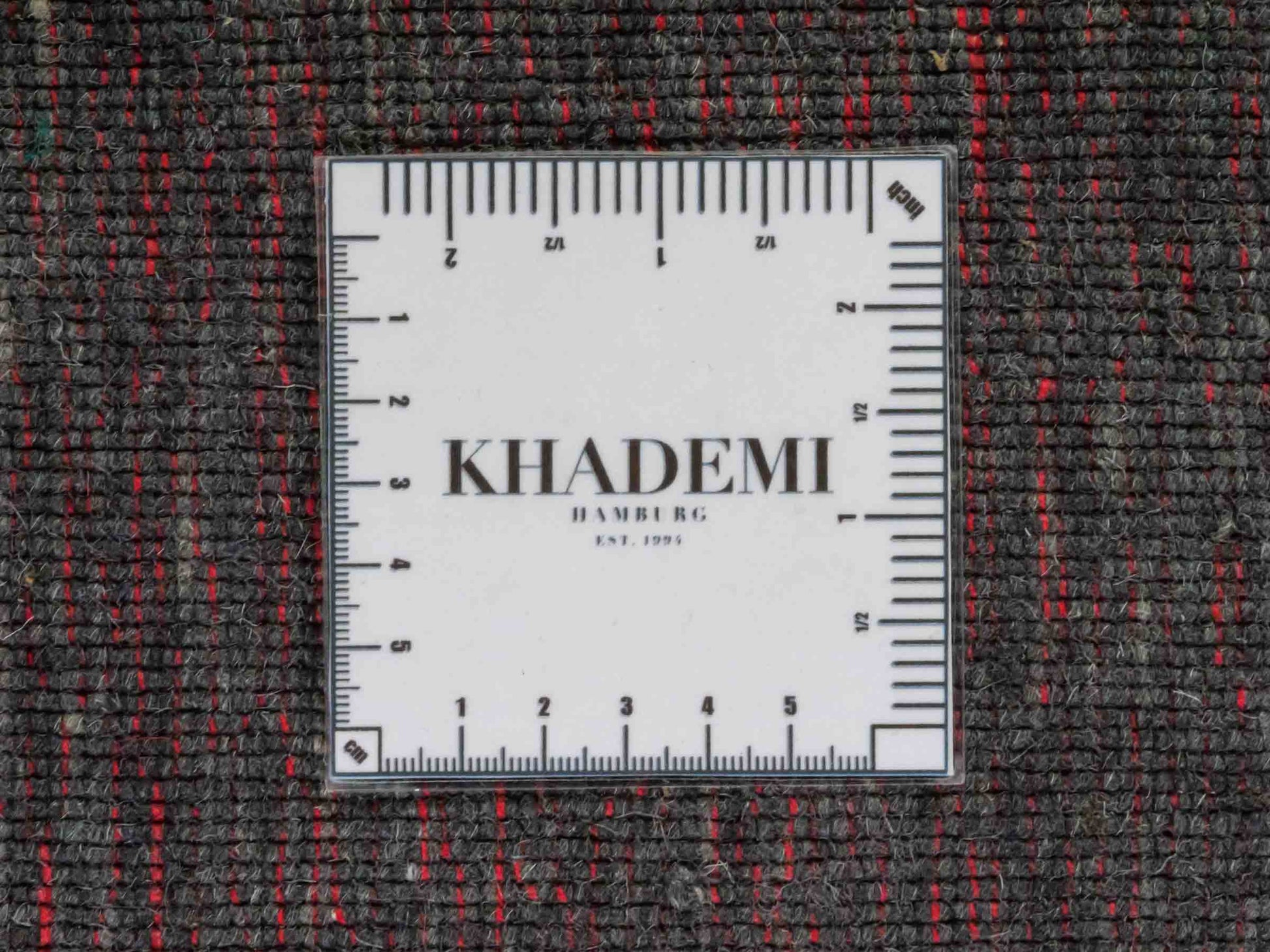 Moderner, Handloom Gabbeh Orientteppich von Khademi aus Wolle, anthrazit. Einfarbiges Uni-Design. Produziert in Indien. Größe: 292x200cm. Teppichnummer: KB4-1613. Verkauf durch Jupiter Intl.