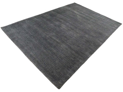 Moderner, Handloom Gabbeh Orientteppich von Khademi aus Wolle, anthrazit. Einfarbiges Uni-Design. Produziert in Indien. Größe: 292x200cm. Teppichnummer: KB4-1613. Verkauf durch Jupiter Intl.