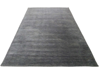 Moderner, Handloom Gabbeh Orientteppich von Khademi aus Wolle, anthrazit. Einfarbiges Uni-Design. Produziert in Indien. Größe: 292x200cm. Teppichnummer: KB4-1613. Verkauf durch Jupiter Intl.