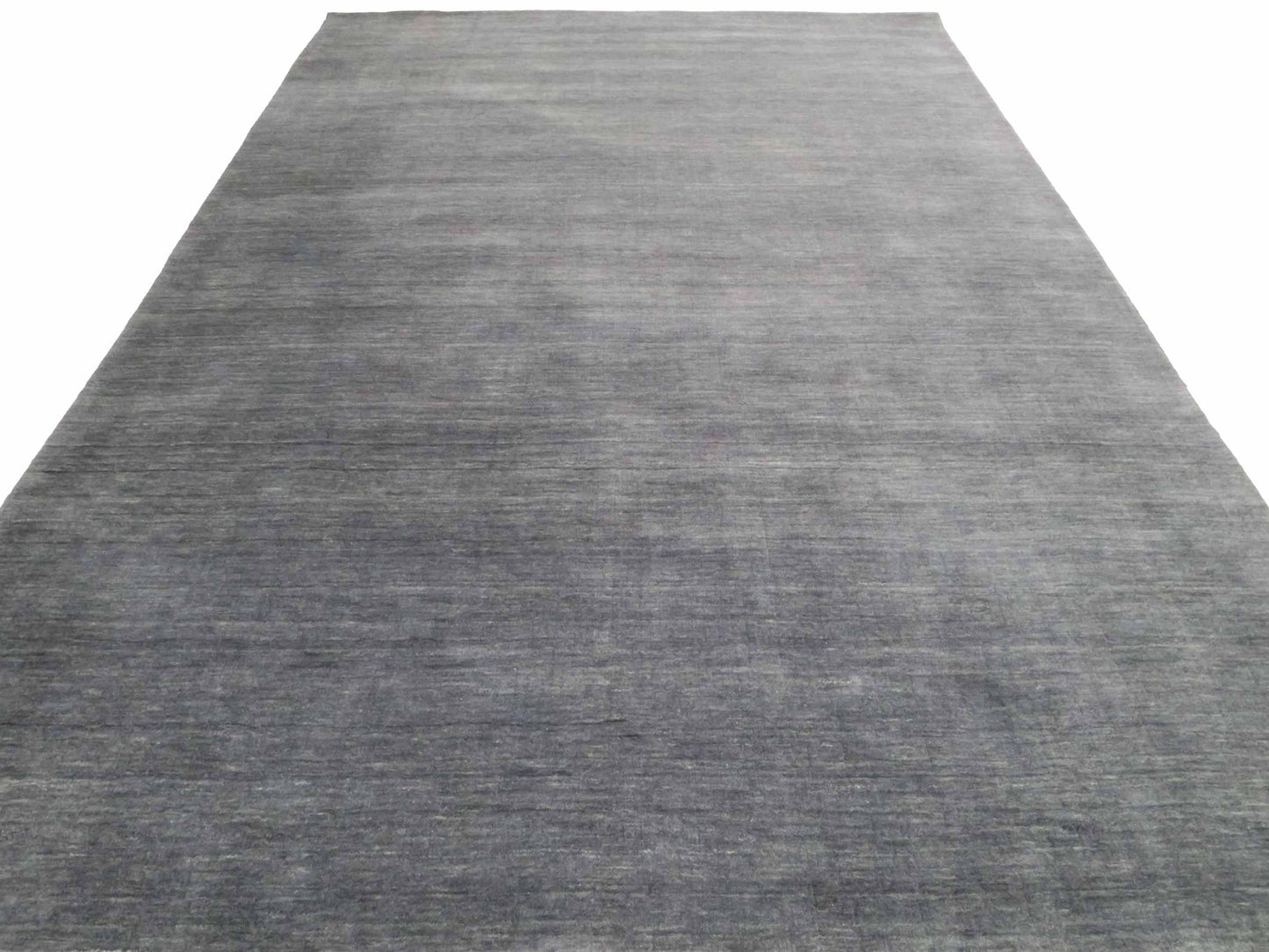 Moderner, Handloom Gabbeh Orientteppich von Khademi aus Wolle, anthrazit. Einfarbiges Uni-Design. Produziert in Indien. Größe: 292x200cm. Teppichnummer: KB4-1613. Verkauf durch Jupiter Intl.