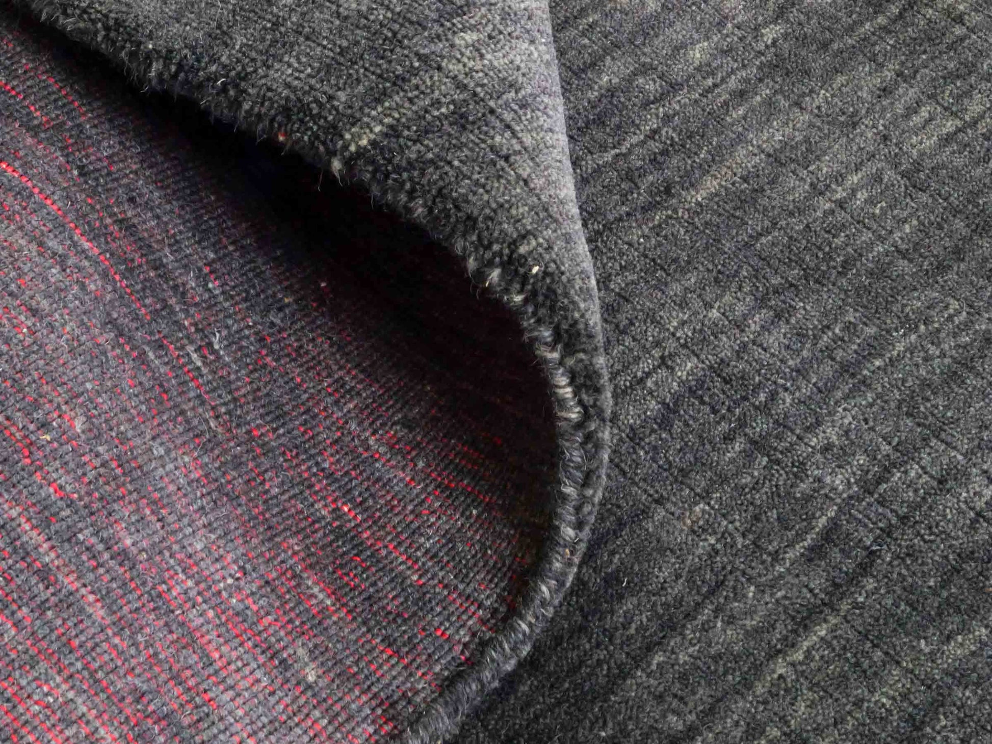 Moderner, Handloom Gabbeh Orientteppich von Khademi aus Wolle, anthrazit. Einfarbiges Uni-Design. Produziert in Indien. Größe: 292x200cm. Teppichnummer: KB4-1613. Verkauf durch Jupiter Intl.