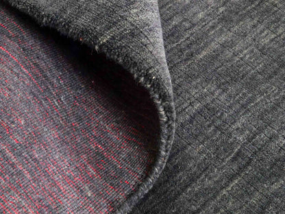 Moderner, Handloom Gabbeh Orientteppich von Khademi aus Wolle, anthrazit. Einfarbiges Uni-Design. Produziert in Indien. Größe: 292x200cm. Teppichnummer: KB4-1613. Verkauf durch Jupiter Intl.