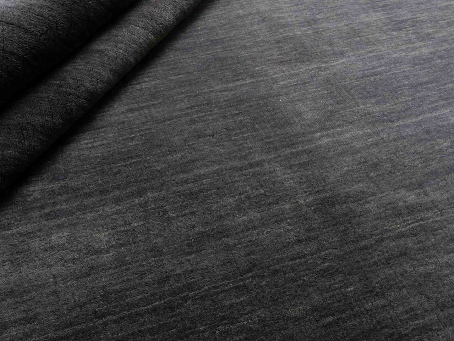 Moderner, Handloom Gabbeh Orientteppich von Khademi aus Wolle, anthrazit. Einfarbiges Uni-Design. Produziert in Indien. Größe: 292x200cm. Teppichnummer: KB4-1615. Verkauf durch Jupiter Intl.