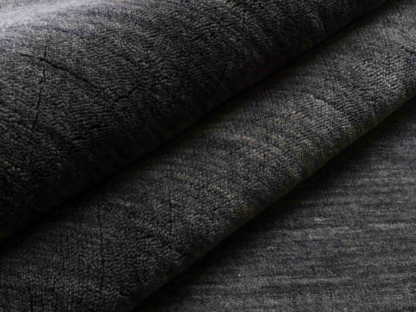 Moderner, Handloom Gabbeh Orientteppich von Khademi aus Wolle, anthrazit. Einfarbiges Uni-Design. Produziert in Indien. Größe: 292x200cm. Teppichnummer: KB4-1615. Verkauf durch Jupiter Intl.