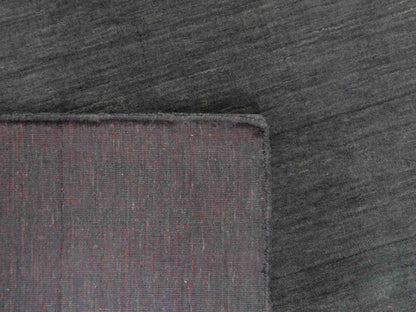 Moderner, Handloom Gabbeh Orientteppich von Khademi aus Wolle, anthrazit. Einfarbiges Uni-Design. Produziert in Indien. Größe: 292x200cm. Teppichnummer: KB4-1615. Verkauf durch Jupiter Intl.