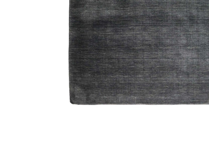 Moderner, Handloom Gabbeh Orientteppich von Khademi aus Wolle, anthrazit. Einfarbiges Uni-Design. Produziert in Indien. Größe: 292x200cm. Teppichnummer: KB4-1615. Verkauf durch Jupiter Intl.