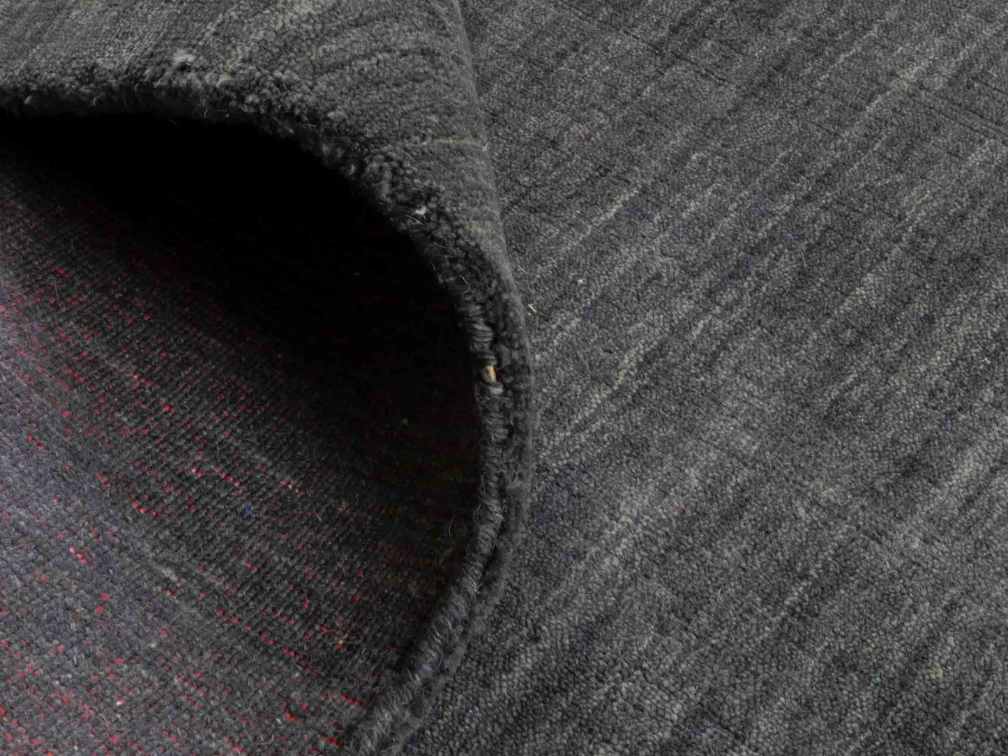 Moderner, Handloom Gabbeh Orientteppich von Khademi aus Wolle, anthrazit. Einfarbiges Uni-Design. Produziert in Indien. Größe: 292x200cm. Teppichnummer: KB4-1615. Verkauf durch Jupiter Intl.