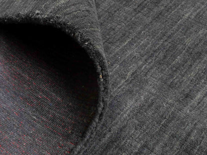 Moderner, Handloom Gabbeh Orientteppich von Khademi aus Wolle, anthrazit. Einfarbiges Uni-Design. Produziert in Indien. Größe: 292x200cm. Teppichnummer: KB4-1615. Verkauf durch Jupiter Intl.