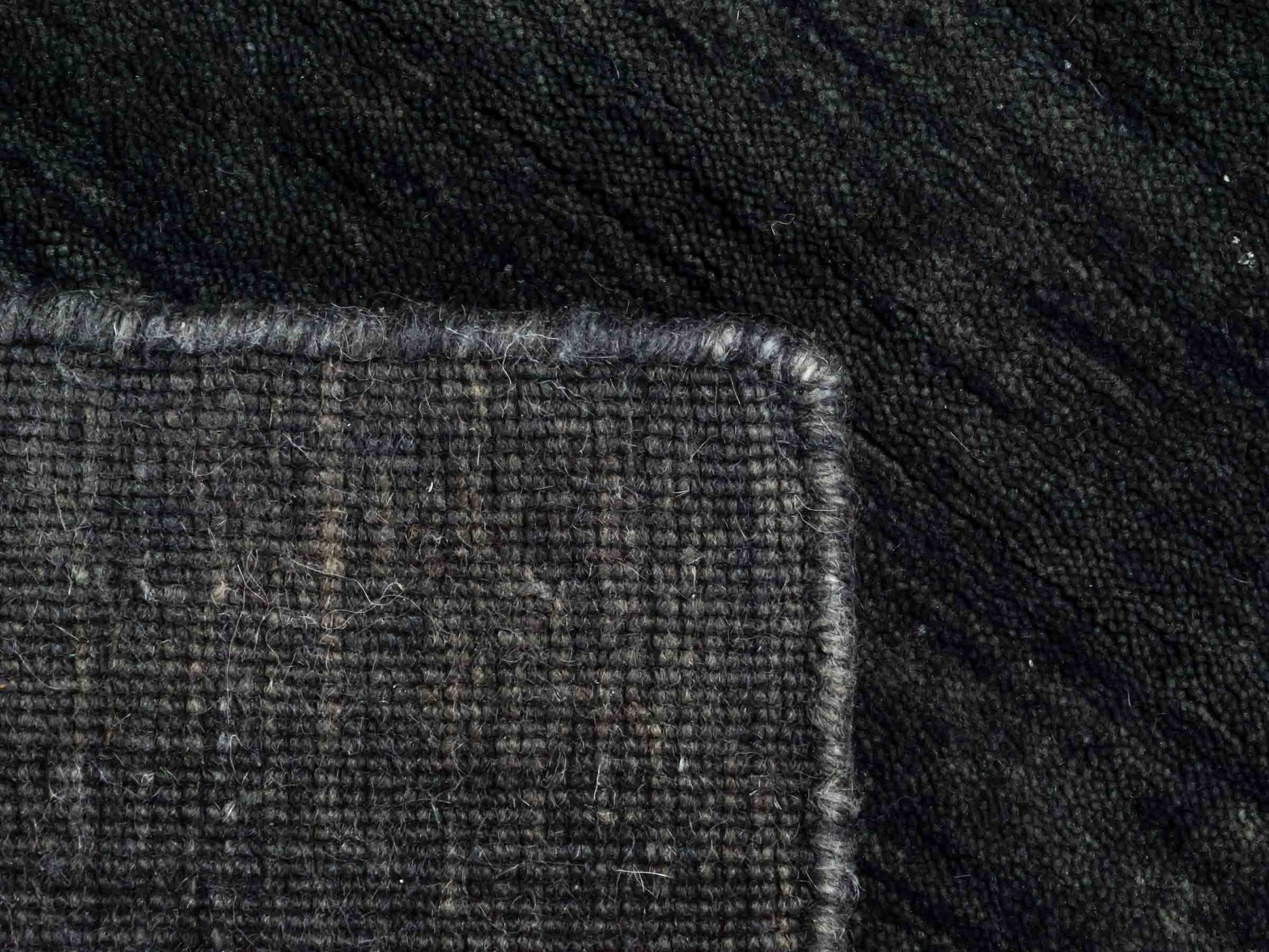 Moderner, Handloom Gabbeh Orientteppich von Khademi aus Wolle, anthrazit-grau. Einfarbiges Uni-Design. Produziert in Indien. Größe: 60x40cm. Teppichnummer: KB4-1617. Verkauf durch Jupiter Intl.