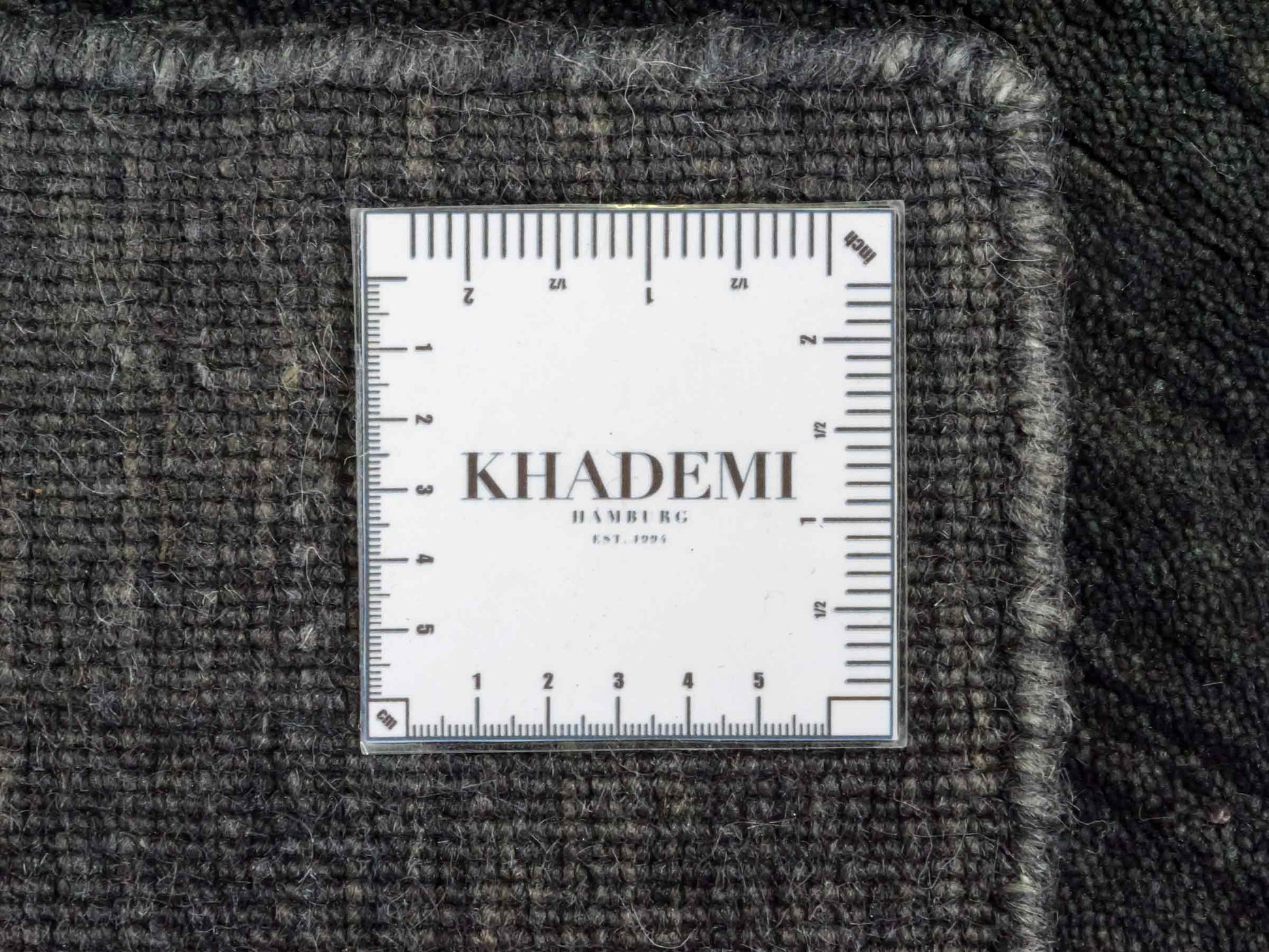 Moderner, Handloom Gabbeh Orientteppich von Khademi aus Wolle, anthrazit-grau. Einfarbiges Uni-Design. Produziert in Indien. Größe: 60x40cm. Teppichnummer: KB4-1617. Verkauf durch Jupiter Intl.