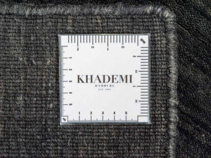 Moderner, Handloom Gabbeh Orientteppich von Khademi aus Wolle, anthrazit-grau. Einfarbiges Uni-Design. Produziert in Indien. Größe: 60x40cm. Teppichnummer: KB4-1617. Verkauf durch Jupiter Intl.
