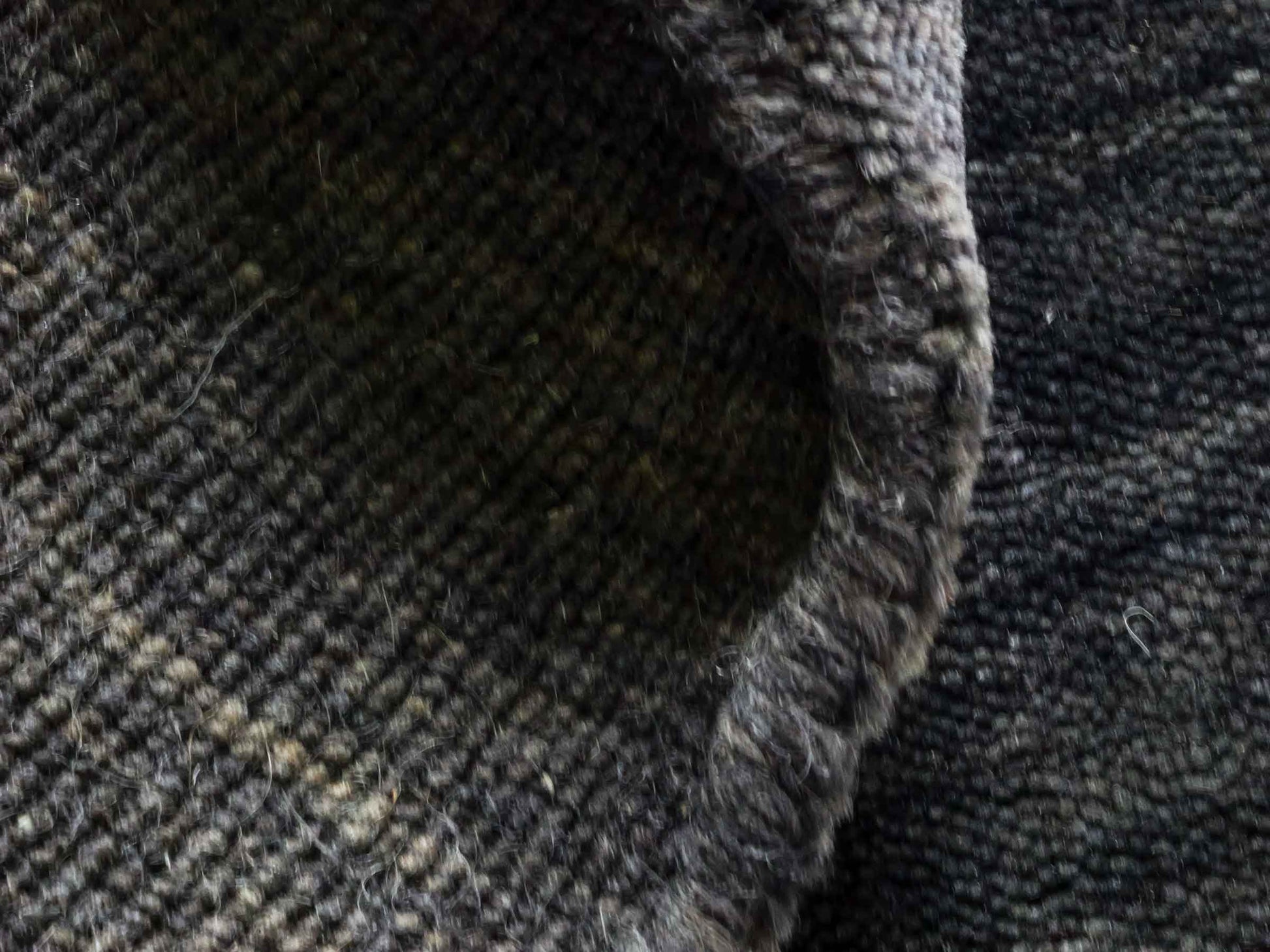 Moderner, Handloom Gabbeh Orientteppich von Khademi aus Wolle, anthrazit-grau. Einfarbiges Uni-Design. Produziert in Indien. Größe: 60x40cm. Teppichnummer: KB4-1617. Verkauf durch Jupiter Intl.