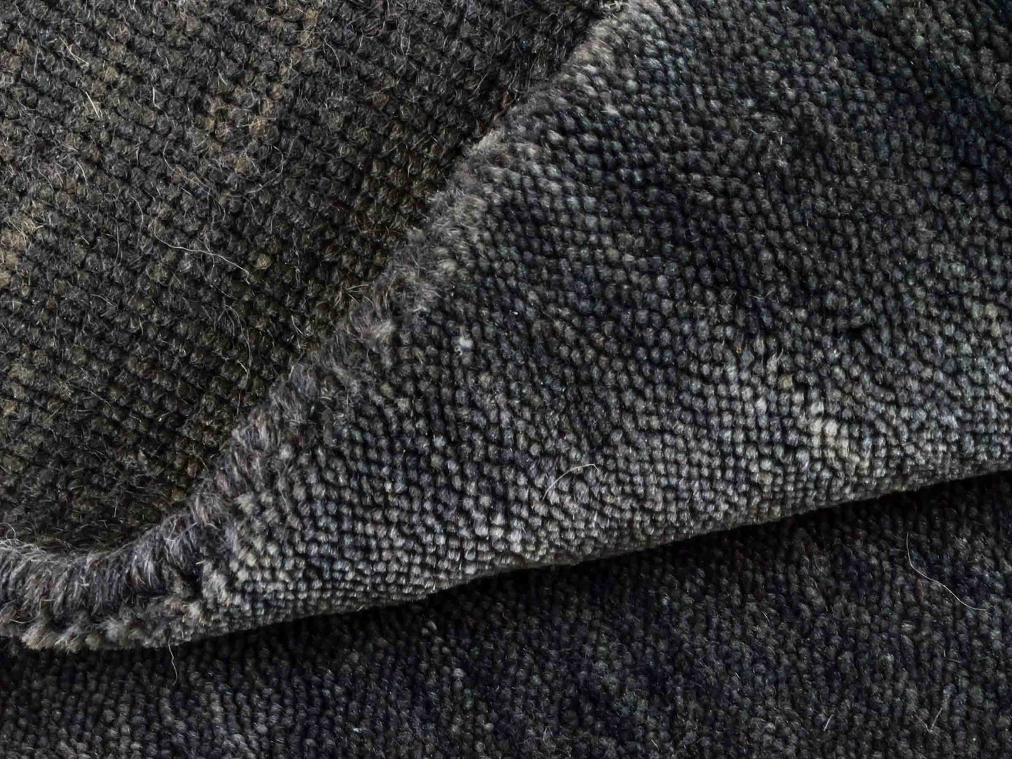 Moderner, Handloom Gabbeh Orientteppich von Khademi aus Wolle, anthrazit-grau. Einfarbiges Uni-Design. Produziert in Indien. Größe: 60x40cm. Teppichnummer: KB4-1617. Verkauf durch Jupiter Intl.