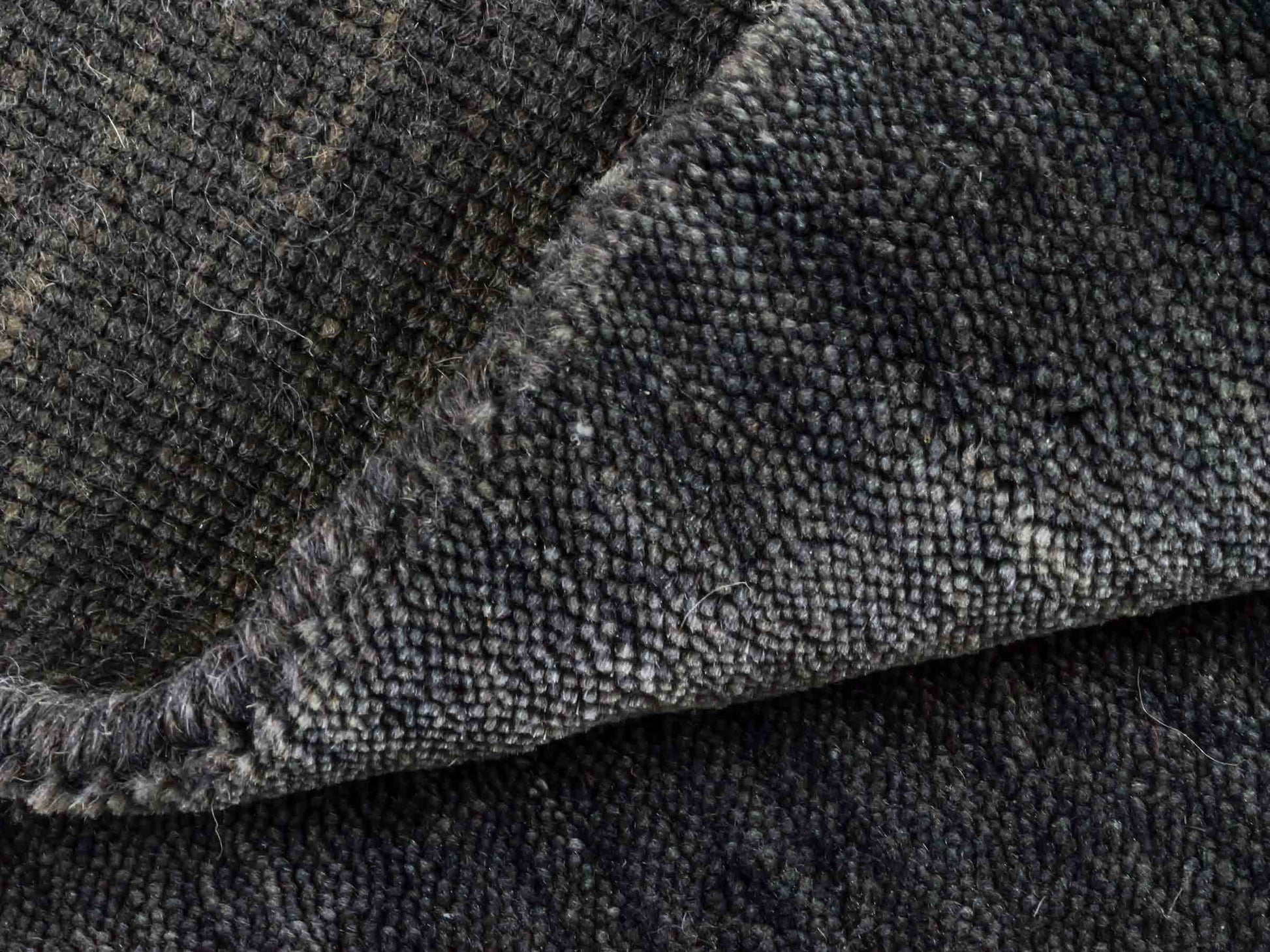 Moderner, Handloom Gabbeh Orientteppich von Khademi aus Wolle, anthrazit-grau. Einfarbiges Uni-Design. Produziert in Indien. Größe: 60x40cm. Teppichnummer: KB4-1617. Verkauf durch Jupiter Intl.