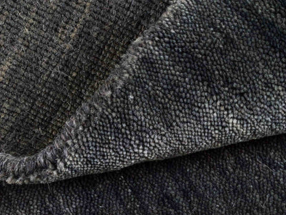 Moderner, Handloom Gabbeh Orientteppich von Khademi aus Wolle, anthrazit-grau. Einfarbiges Uni-Design. Produziert in Indien. Größe: 60x40cm. Teppichnummer: KB4-1617. Verkauf durch Jupiter Intl.