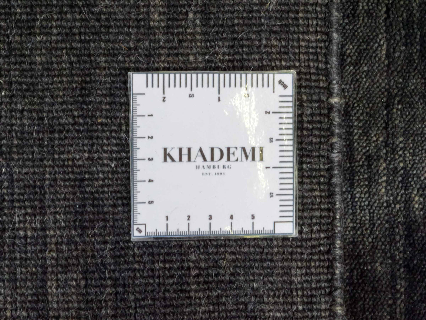 Moderner, Handloom Gabbeh Orientteppich von Khademi aus Wolle, anthrazit-grau. Einfarbiges Uni-Design. Produziert in Indien. Größe: 60x40cm. Teppichnummer: KB4-1617D. Verkauf durch Jupiter Intl.